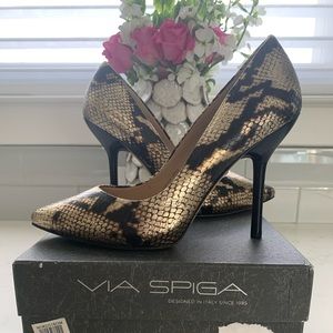 NEW Via Spiga Bronze Metallic Snake Skin Pumps